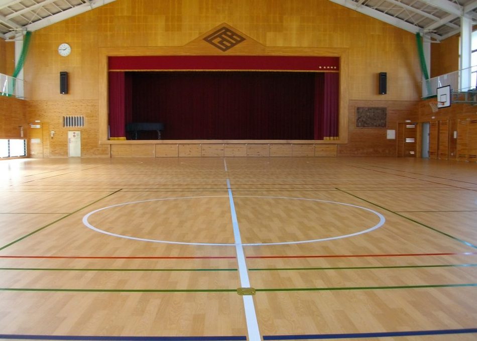 香美市立片地小学校の体育館の写真