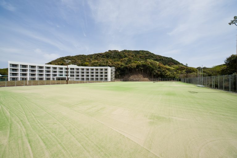 明徳義塾高校のグラウンドの写真