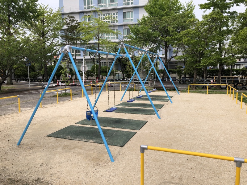 6連ブランコの写真